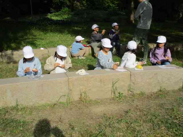1107　4年やまのこ森のかけらづくり
