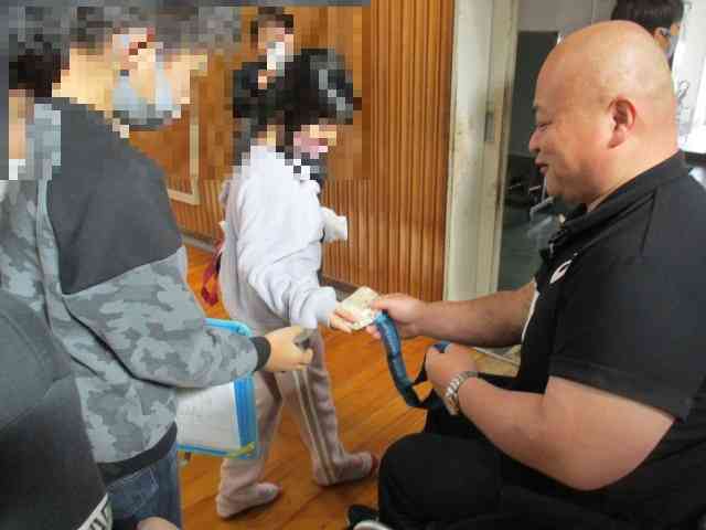 あすチャレ４　パラリンピック銀メダルをさわらせてもらう　モザイク