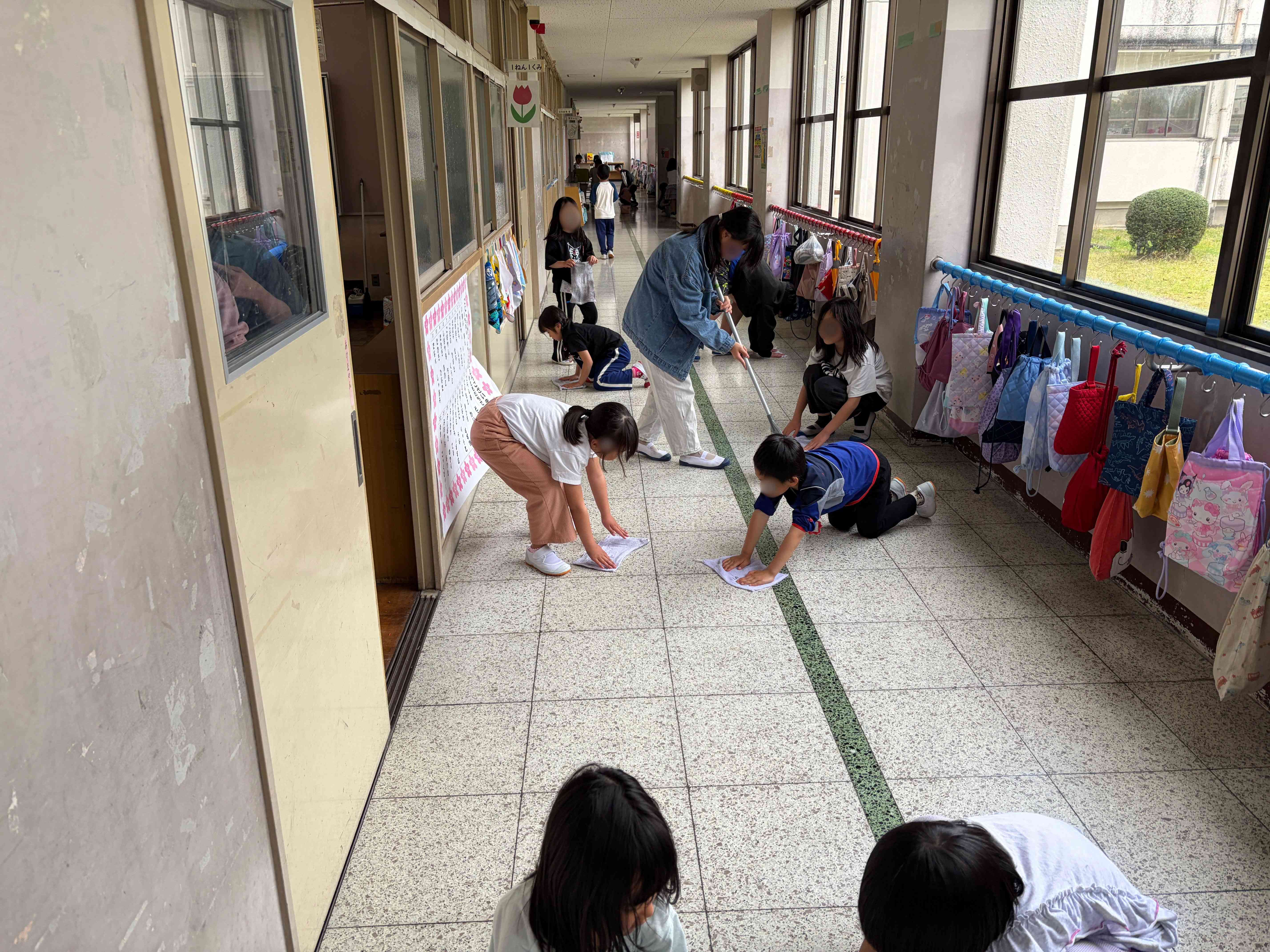 六年生と一緒に掃除